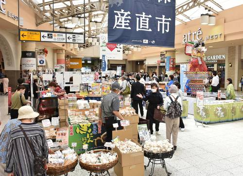 青森県の特産品が並ぶ「あおもり産直市」=22日、JR上野駅