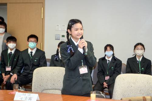 生徒を代表してあいさつする周士寗さん=25日、青森県庁