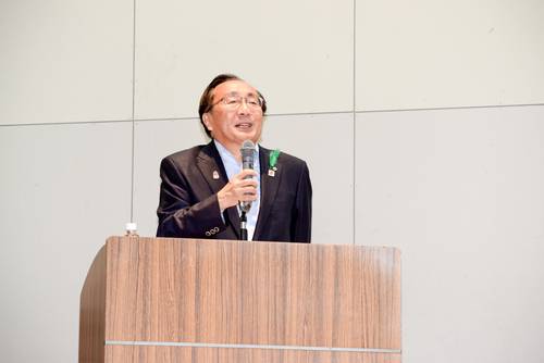 青森県立八戸高の後輩にエールを送る三村申吾知事