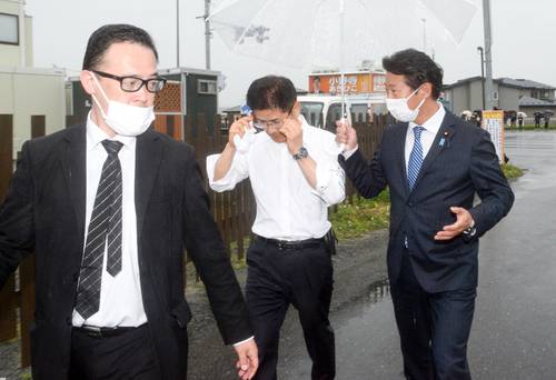 街頭演説を終え木村次郎衆院議員(中)に詰め寄る神田潤一衆院議員(右)=28日、八戸市