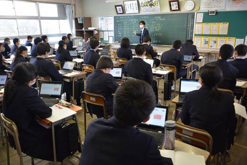 青森県知事選ではICT教育の推進を掲げる候補者もおり、現場関係者は今後の取り組みを注視している(写真はイメージ)
