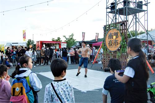 飲食店などの出店や多様なパフォーマンス披露で会場はにぎわった