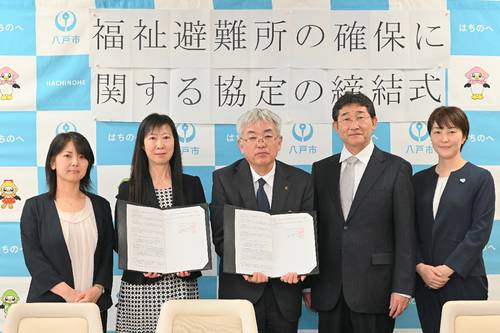 協定を締結した鳳明学園の田頭初美理事長(左から2人目)、池田和彦福祉部長(中央)ら