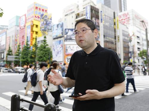 東京・秋葉原の無差別殺傷事件が起きた現場付近で取材に応じる大友秀逸さん