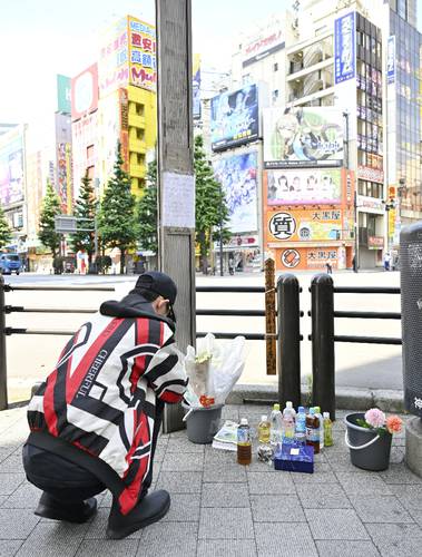 東京・秋葉原の無差別殺傷事件から15年、現場付近で追悼する秋山茂さん=8日午前9時11分