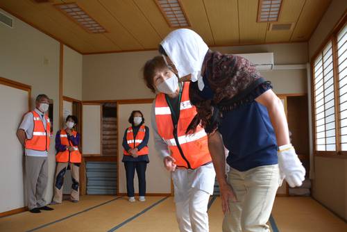 徘徊者役(右)に声がけして訓練する参加者