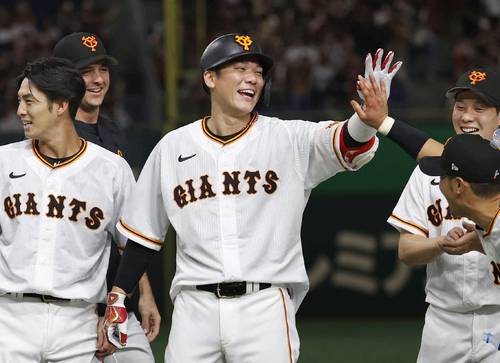 逆転サヨナラ3ランを放ち、笑顔を見せる巨人・坂本=東京ドーム