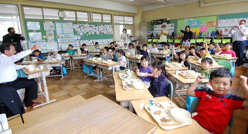 特別メニュー「がんばる丼」を工藤祐直町長と味わった南部町立南部小の1年生