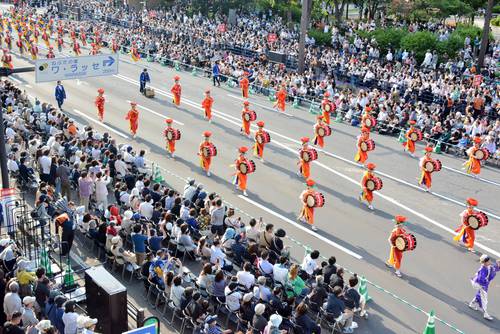 東北6県の祭りが一堂に会した東北絆まつり。多くの観客が訪れ、会場は混雑した=17日、青森市