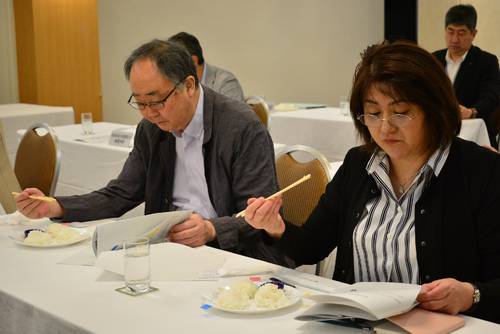 宿泊事業者向けに行われた「はれわたり」の試食会=20日、八戸市