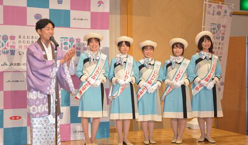 「天津」木村さん(左)の決めぜりふ「あると思います」を一緒に披露した村中咲心さん(左から2人目)ら「いわて純情むすめ」=27日、盛岡市