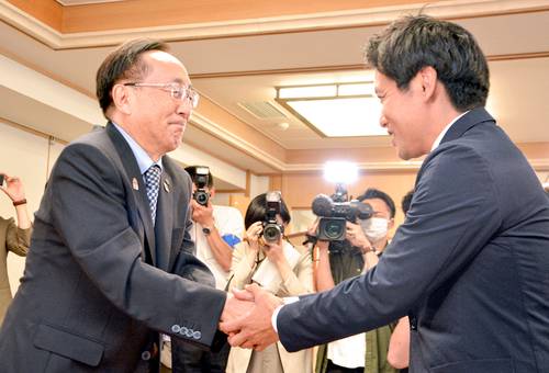 引き継ぎを終え、宮下宗一郎氏(右)と握手する三村申吾知事=28日、青森県庁