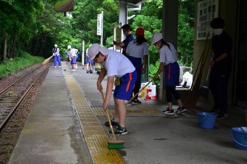 陸中宇部駅のホームを清掃する宇部小6年生