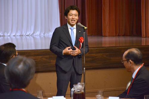 青森県物産振興協会の懇親会であいさつする宮下宗一郎氏=30日、青森市