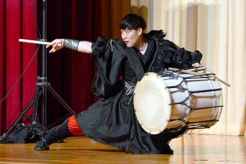 和太鼓演奏を披露するKANTAさん