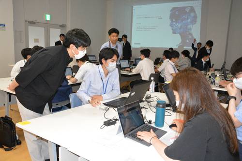 八戸市職員がアプリ開発に挑戦した研修会=6日、YSアリーナ八戸