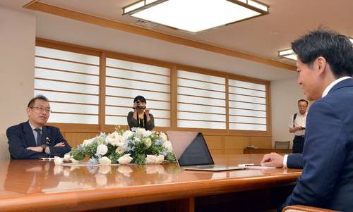 宮下宗一郎知事(右)と面会する自民党青森県連の津島淳会長=7日、県庁