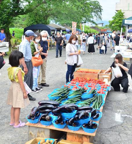 新鮮な野菜を販売する店などが並んだ小久慈朝市