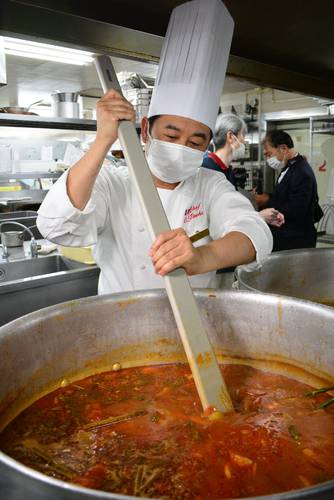 16日のイベントに向け、大鍋でブイヤベースを仕込む蛭子長一料理長=10日、八戸プラザホテル