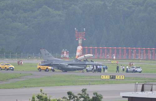 青森空港に緊急着陸した米軍三沢基地所属のF16戦闘機=10日午後1時50分ごろ