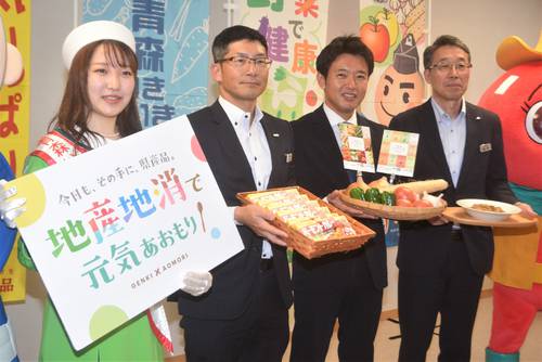 青森県産野菜をふんだんに使ったオリジナルカレーをPRする関係者=10日、県庁