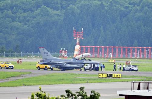 青森空港に緊急着陸した米軍三沢基地所属のF16戦闘機=10日午後1時50分ごろ