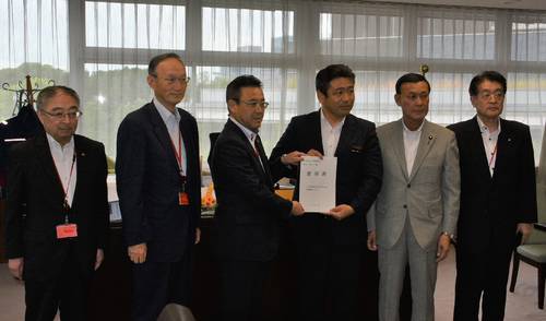西田昭二政務官(右から3人目)に要望書を手渡す熊谷雄一市長(同4人目)=13日、東京
