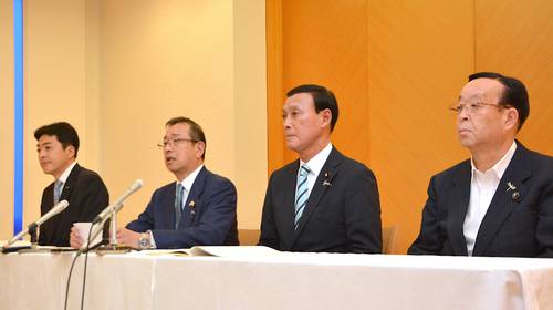 定期大会を終えて記者会見する津島淳会長(左から2人目)ら自民党青森県連の新執行部=15日、青森市
