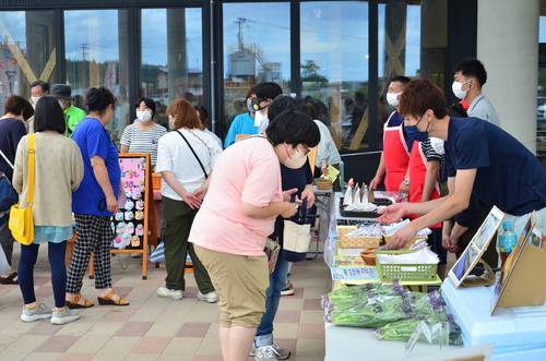 7事業所が取れたて野菜や手芸品など自慢の商品を売り込んだ合同販売会