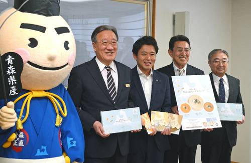 スープをPRする(右から)武輪俊彦社長、横町芳隆社長、宮下宗一郎知事、小村彰夫社長=18日、青森県庁