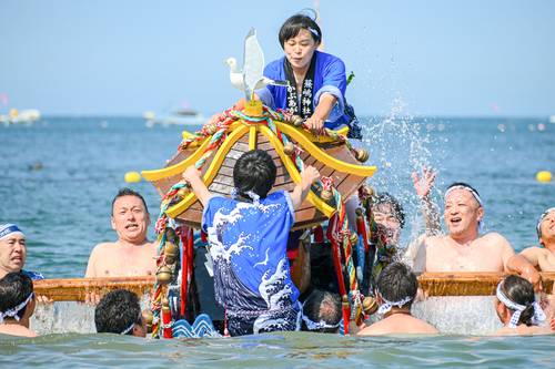 「わっしょい」のかけ声とともに、4年ぶりに行われた神輿の海上渡御=23日午後2時20分ごろ、八戸市鮫町の蕪島海岸