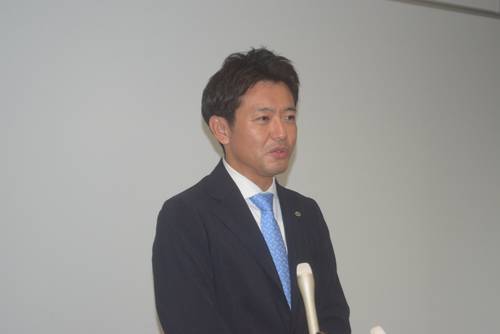 初めての青森県議会を終え所感を述べる宮下宗一郎知事=24日、県庁