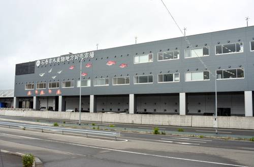 震災を経て新設された石巻市の魚市場。復興は着実に進むも、水産業振興には課題も多い=6月中旬
