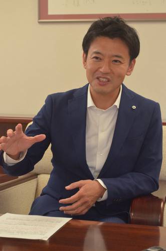 就任1カ月を振り返る宮下宗一郎知事=28日、青森県庁