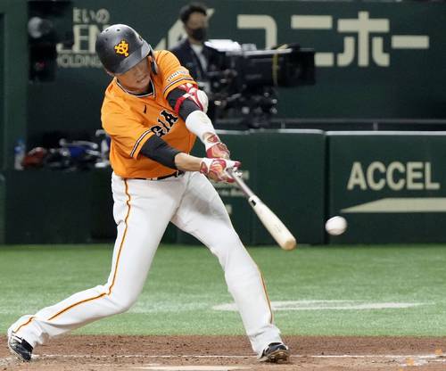 3回巨人2死二塁、坂本がこの試合3安打目となる適時打を中前に放つ。3安打以上の固め打ちは通算181度目となり単独4位となった=東京ドーム