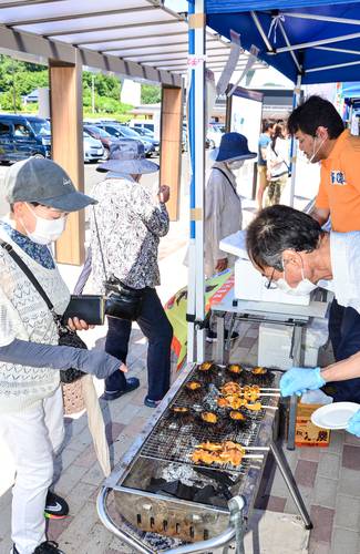 焼きうにや焼きホヤなども人気を集めた「海の幸」フェア