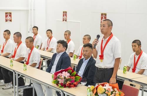 甲子園での意気込みを披露する中澤恒貴主将(右から2人目)=31日、八戸市のデーリー東北ホール