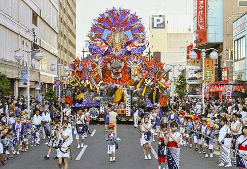 3神社の神輿行列と豪華絢爛な27台の山車が合同運行した「お通り」=1日、八戸市中心街