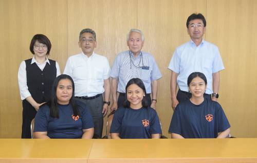 松尾和彦町長(後列右)に着任を報告したインドリさん(前列右)、リスティアさん(同中央)、ヤンティさん(同左)。後列右から2人目は武士澤勝義理事長