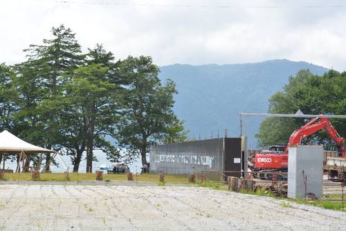 湖畔で廃屋の撤去が進む十和田八幡平国立公園内の休屋エリア。北東北の観光の宿泊拠点になり得るとされる=4日、十和田市