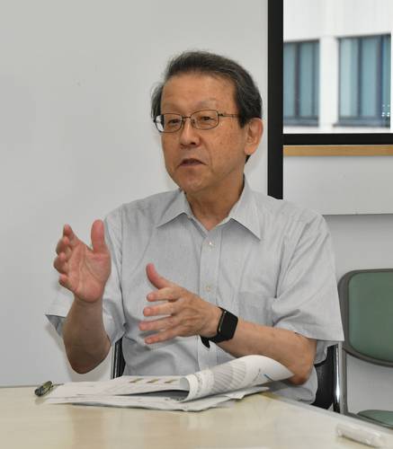 新型コロナウイルスの7月の感染状況について説明する大西基喜医師=4日、青森市