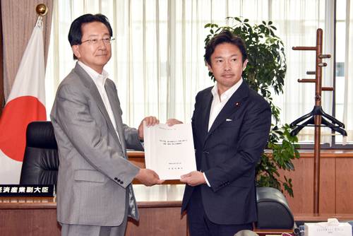 中谷真一副大臣(右)に要望書を手渡す達増拓也知事=8日、経済産業省