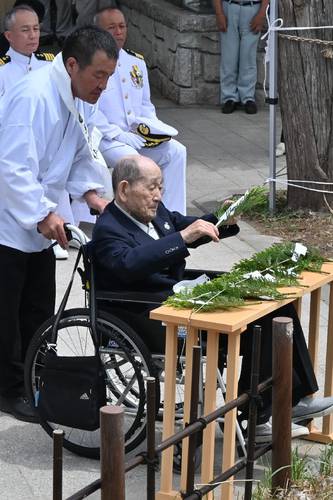 玉串を奉納する海防艦「稲木」元乗組員の杉浦専治さん(中央)=9日、八戸市鮫町