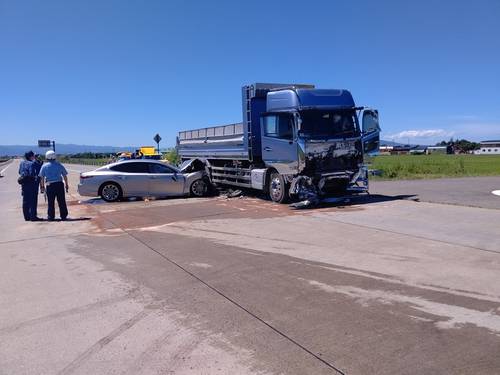 乗用車と大型ダンプが正面衝突した国道7号の事故現場=青森市