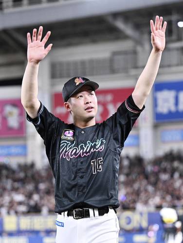 7回無失点で自己最多の9勝目を挙げ、スタンドの声援に応えるロッテ・種市=ZOZOマリン