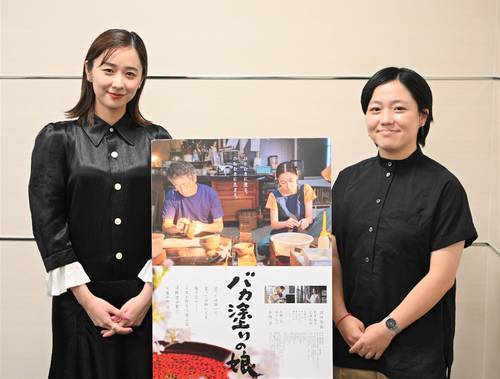 映画をPRする堀田真由さん(左)と鶴岡慧子監督=25日、青森市
