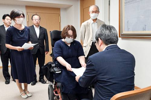 小谷知也副知事(右)に要望書を提出する石川真紀会長=29日、青森県庁