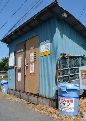 9月の実証実験では「生ごみ専用バケツ」(右)をごみステーションの脇に設置し、生ごみを回収する=30日、十和田市