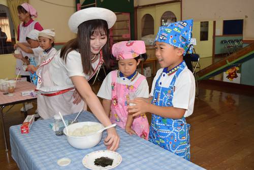 青森県産米を使ったおにぎり作りに挑戦した園児