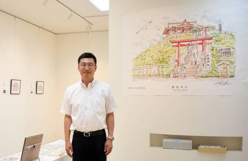 「青森県外だけではなく、世界の人にイラストを通じて八戸の魅力を知ってもらうきっかけになれば」と話す漆澤知昭代表